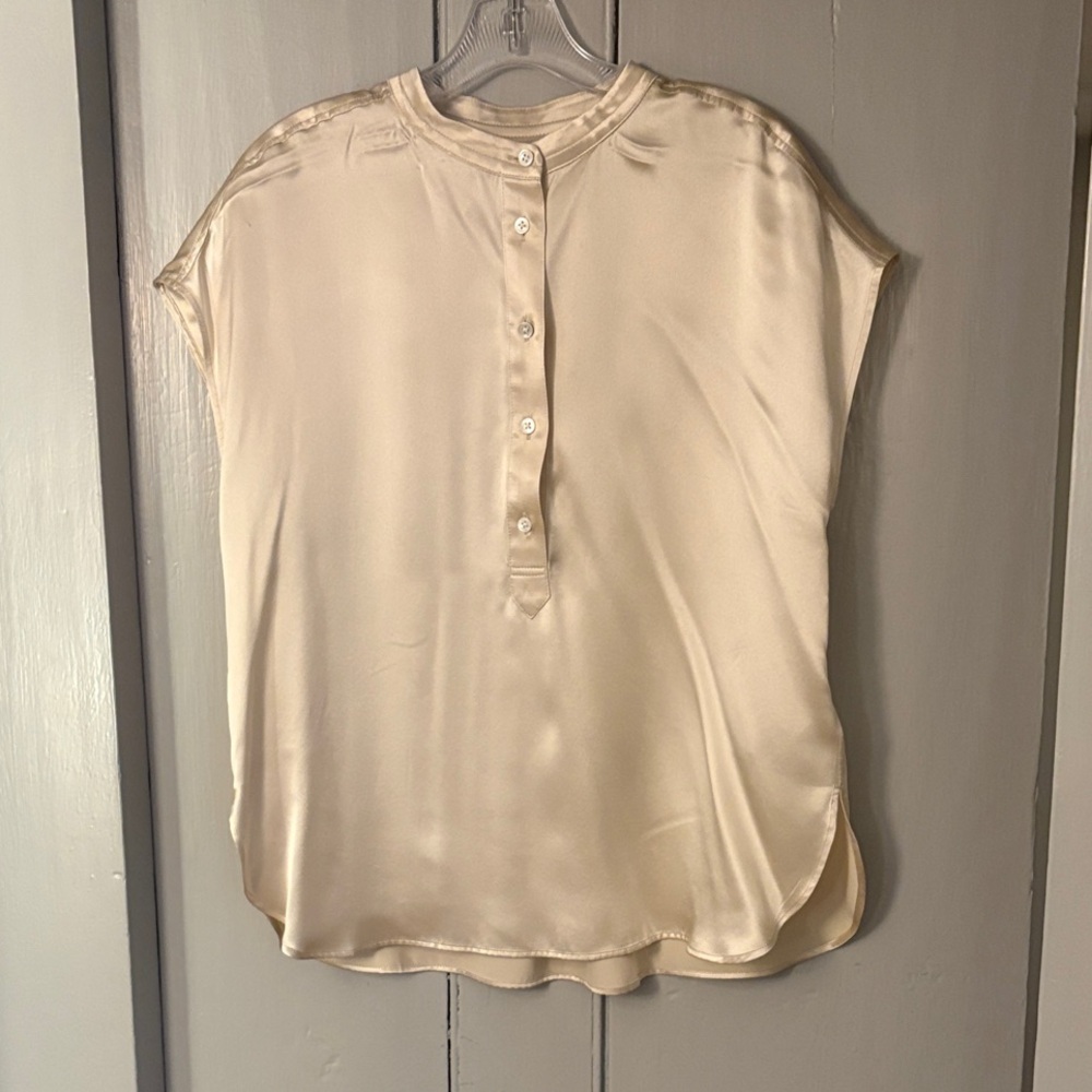 Ivory silk Banana Republic top sz 10 cap sleeve round button neck curve hem NWT